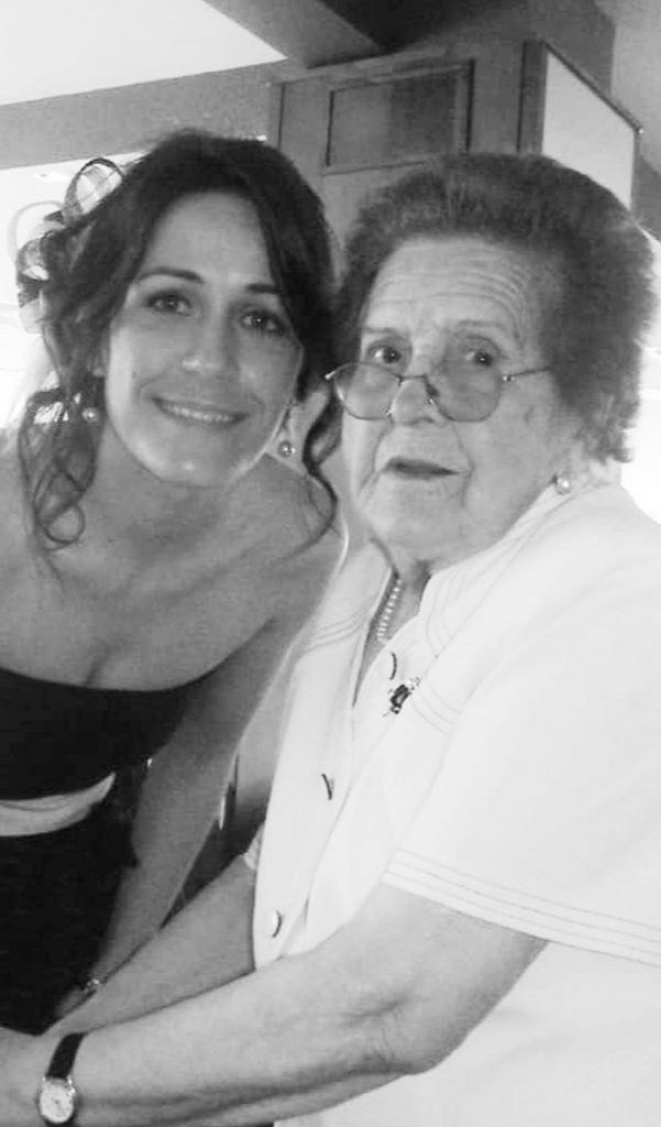 Ramona junto a su nieta