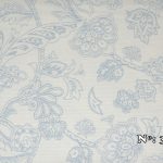 PIQUÉ BLANCO CON ESTAMPADO AZUL