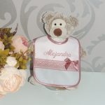 BABERO ROSA Y GRIS CON DETALLES NUDE