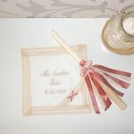PAÑITO BAUTIZO PUNTILLA CRUZADA Y VELA PUNTILLA BEIGE Y LAZOS SIN CRUZAR EN NUDE