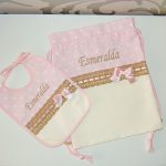 BOLSA ALMUERZO Y BABERO ROSA CON TOPITOS Y DETALLES EN CAMEL