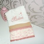 TOALLA BAÑO ESTAMPADO CASITAS CON CAMEL Y DETALLES EN NUDE